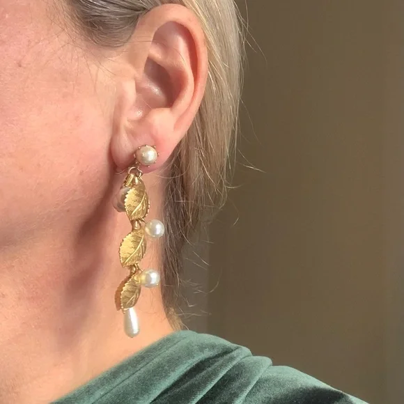 Vintage clip-on leafy EARRINGS - Picture 4 of 4